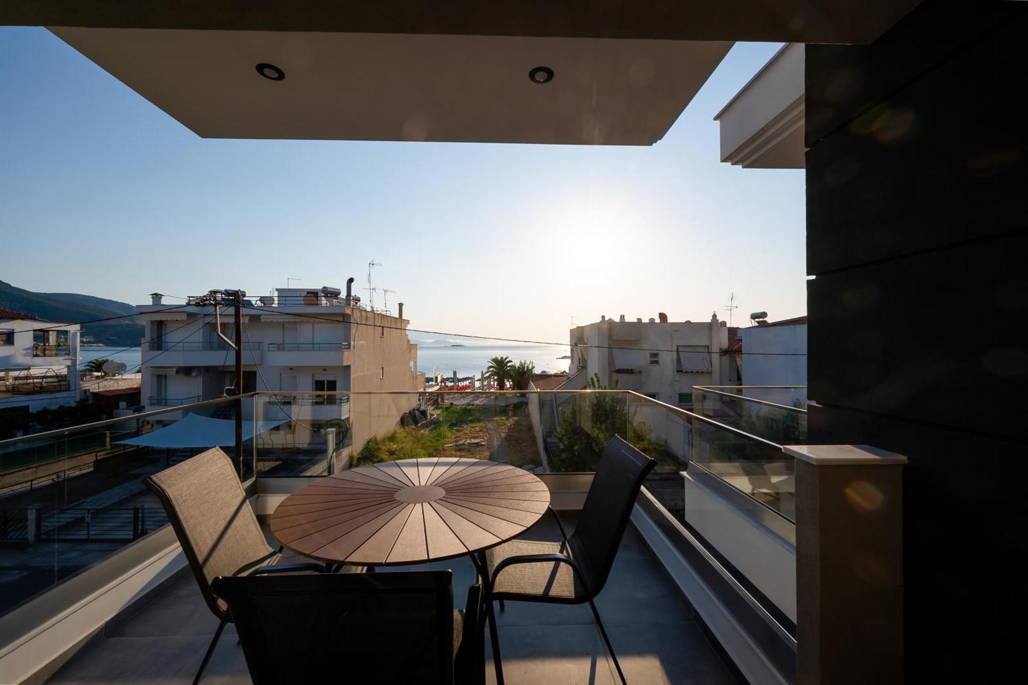 Blue Wave Luxury Suites Nea Iraklitsa Quarto foto
